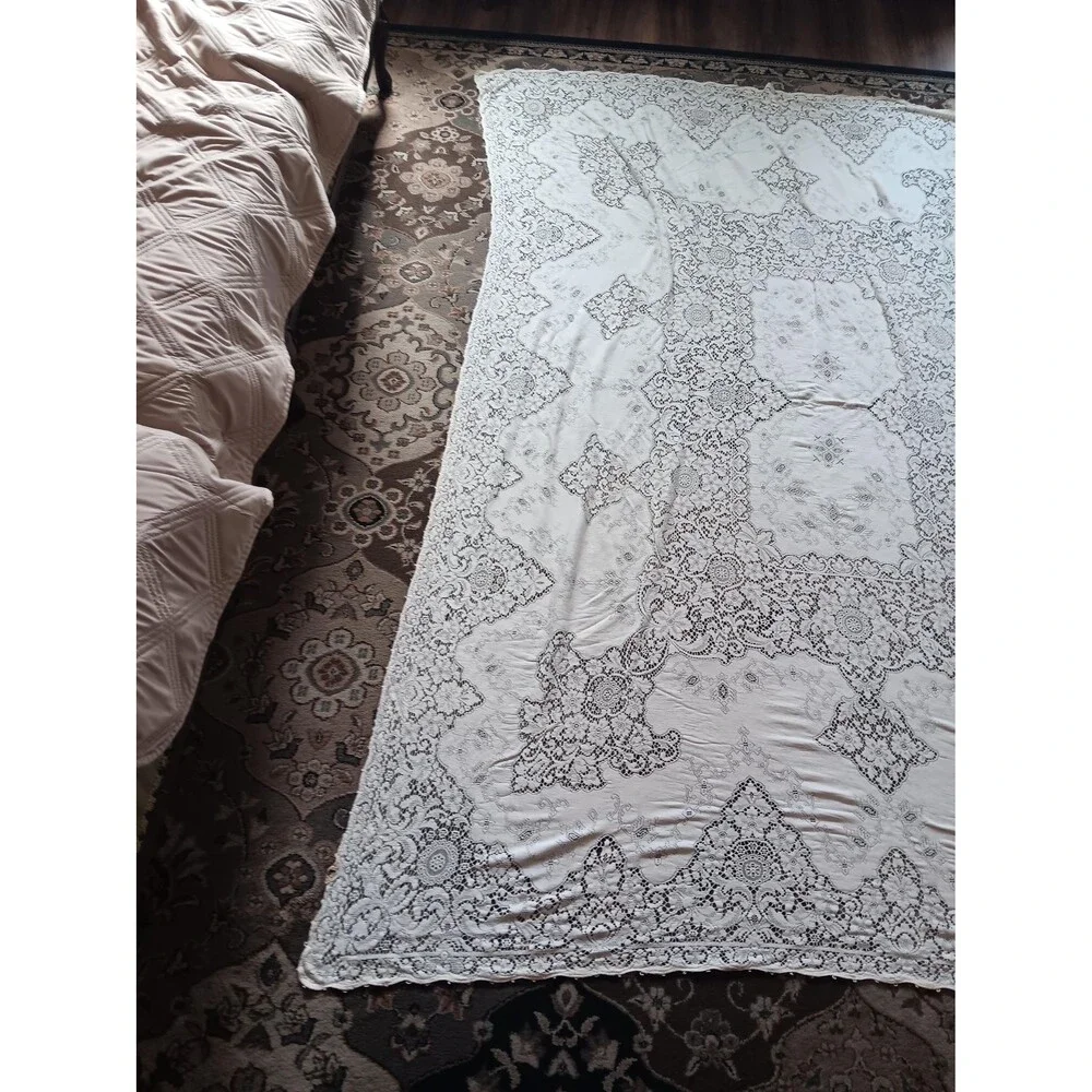 Quaker lace tablecloth 60 X 82   #9